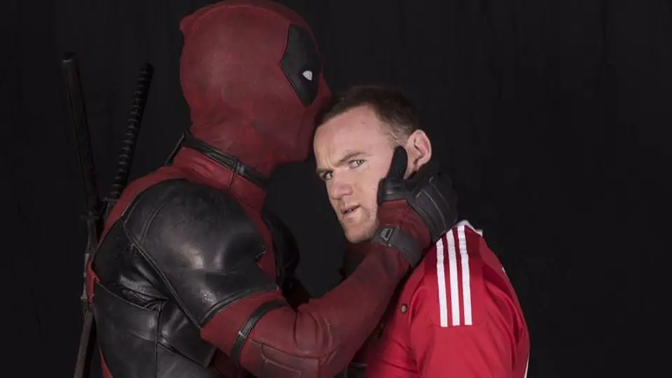 Deadpool visita a Rooney en Manchester