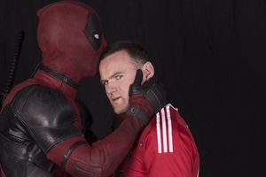 Deadpool visita a Rooney en Manchester