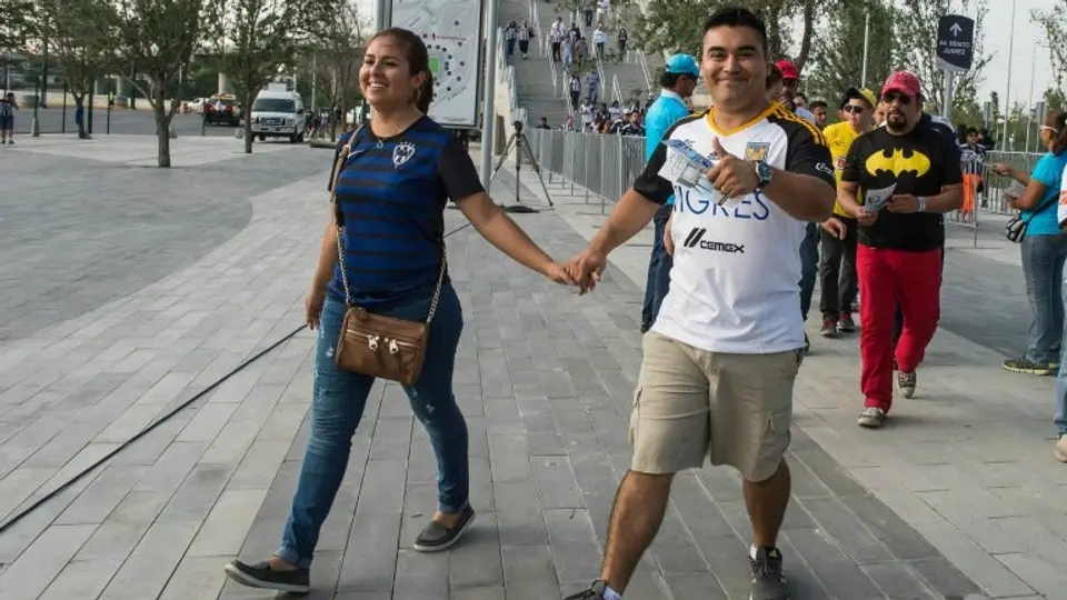 Aficionado de Tigres apoya a Rayados por el amor a su pareja
