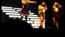 Belinda corre a seguidora en pleno con concierto