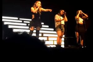 Belinda corre a seguidora en pleno con concierto