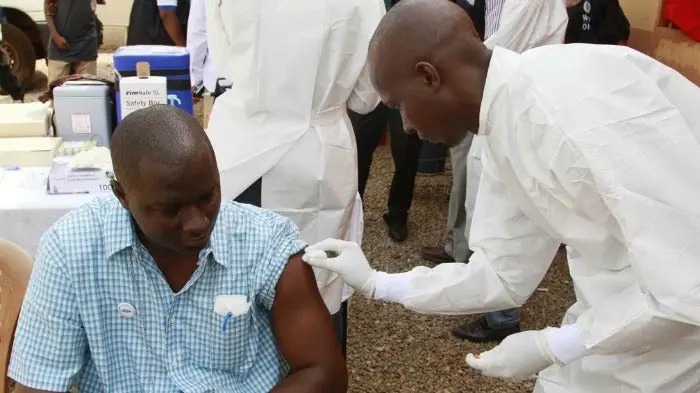 Aplicanco la vacuna contra el ébola