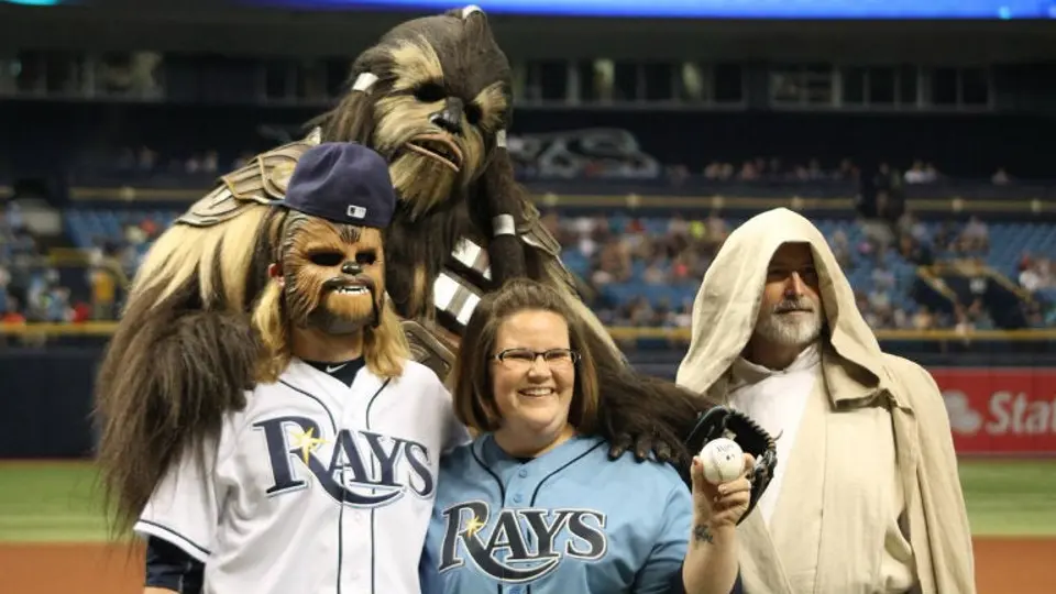 'Mamá Chewbacca' lanza primera bola en juego de MLB
