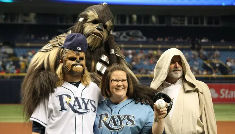 'Mamá Chewbacca' lanza primera bola en juego de MLB