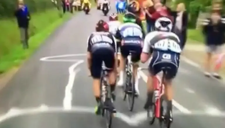 Pintan genitales masculinos en pista del Tour de France