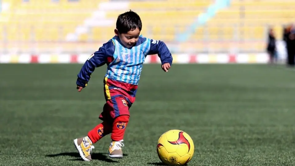 Niño afgano recibe playera oficial de Messi