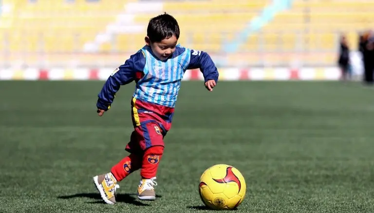 Niño afgano recibe playera oficial de Messi