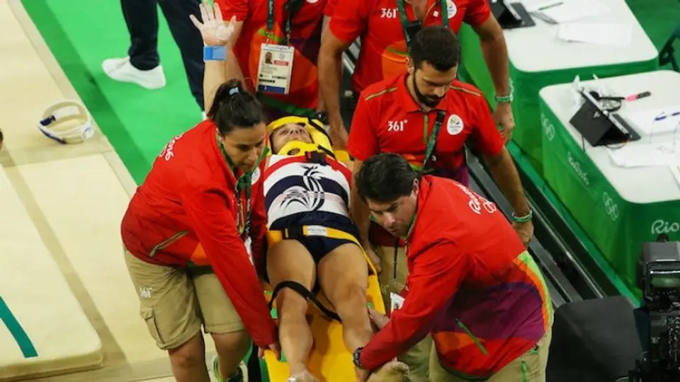 Paramédicos dejan caer camilla de gimnasta fracturado