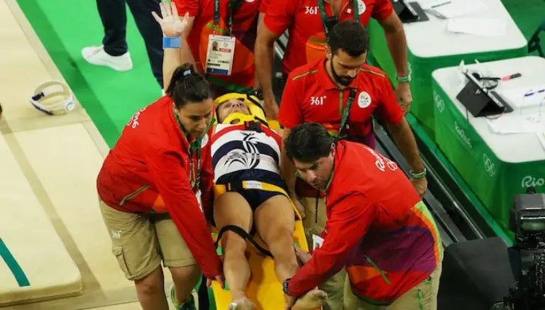 Paramédicos dejan caer camilla de gimnasta fracturado