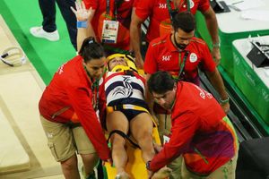 Paramédicos dejan caer camilla de gimnasta fracturado