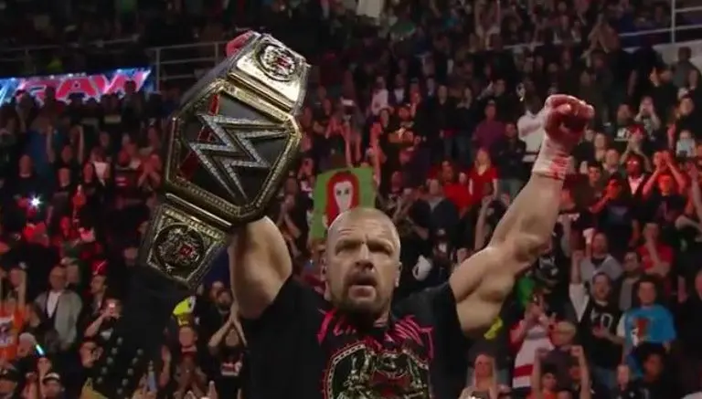 Triple H 'destroza' a Roman Reigns en Raw