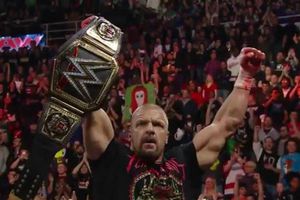 Triple H 'destroza' a Roman Reigns en Raw