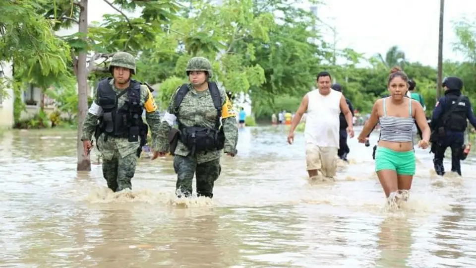 Río se desborda en Guerrero y deja 150 personas atrapadas