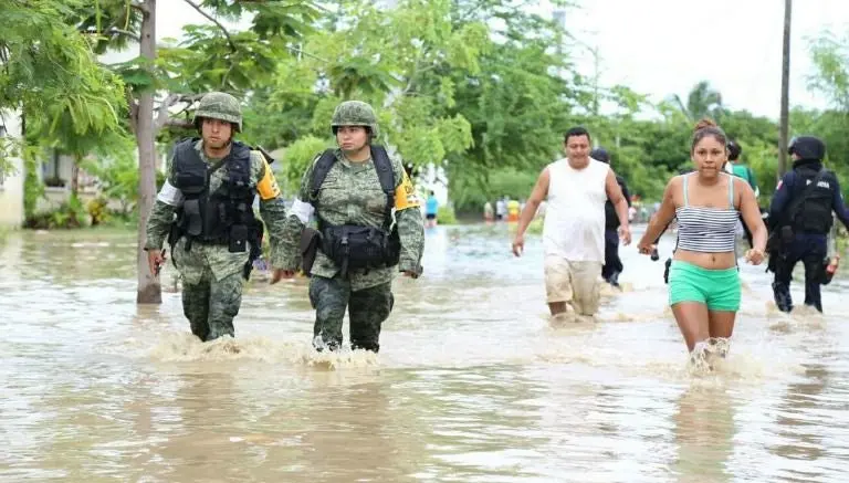 Río se desborda en Guerrero y deja 150 personas atrapadas