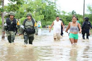 Río se desborda en Guerrero y deja 150 personas atrapadas
