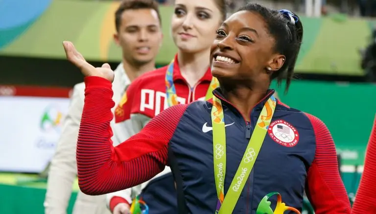 Simone Biles después de recibir su medalla de Oro | AP