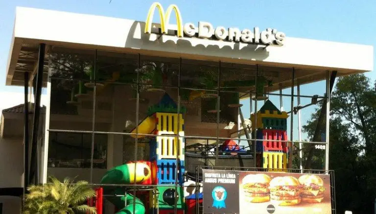 Cierran McDonald's en Tlalnepantla por ratón en hamburguesa