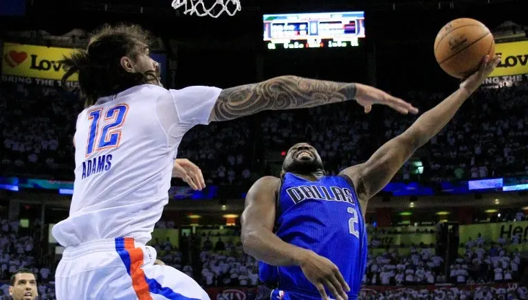 Mavericks consigue apretada victoria sobre Thunder
