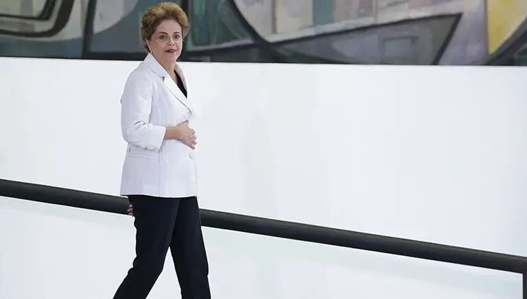 Diputados de Brasil votan a favor de juicio contra Rousseff