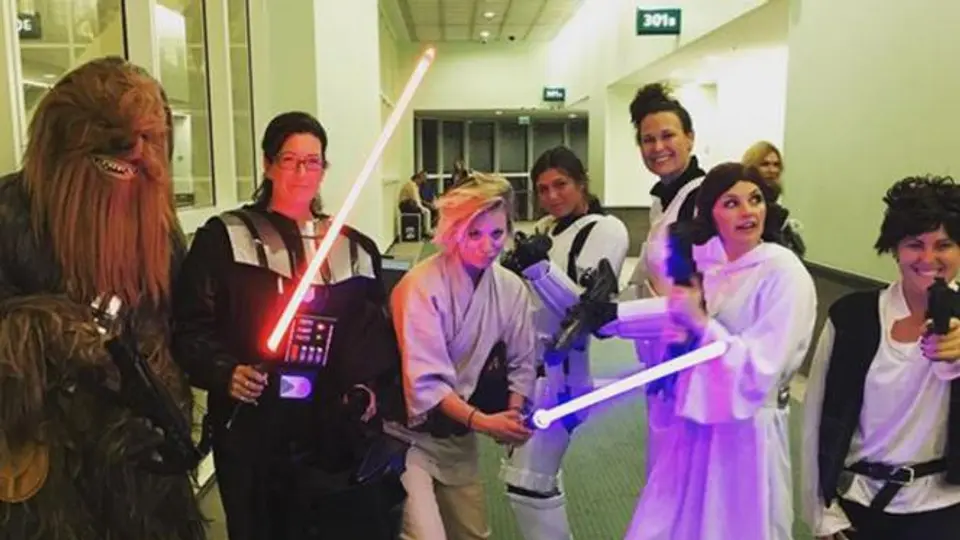 Kaley Cuoco usa la fuerza para olvidar divorcio