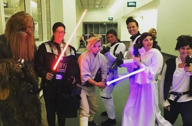 Kaley Cuoco usa la fuerza para olvidar divorcio
