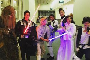 Kaley Cuoco usa la fuerza para olvidar divorcio