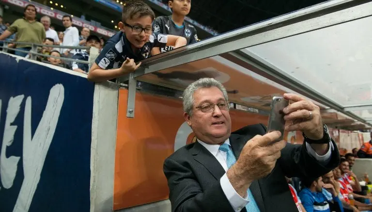 Vucetich complace a niño de Rayados con selfie