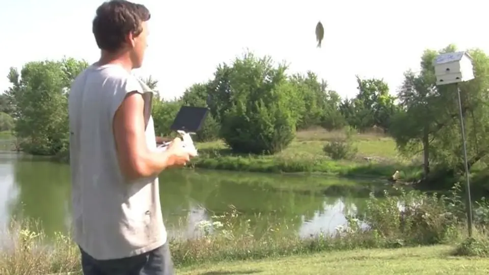 Granjero atrapa pez con dron