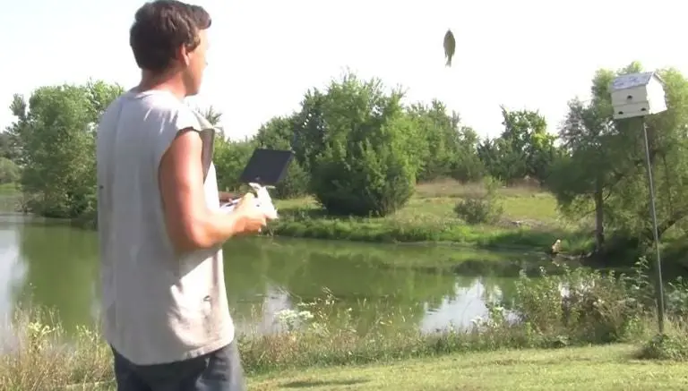 Granjero atrapa pez con dron