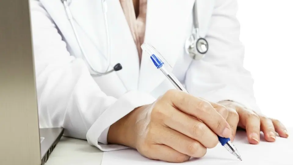 Mujer es diagnosticada como 'no bien follada'