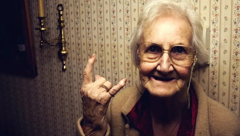 'Abuelita Ninja' ahuyenta ladrón con una espada