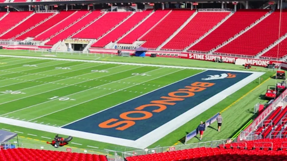 Staff de SB 50 pinta logo de Broncos en ambas diagonales