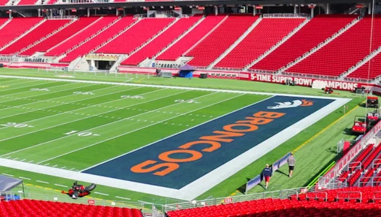 Staff de SB 50 pinta logo de Broncos en ambas diagonales