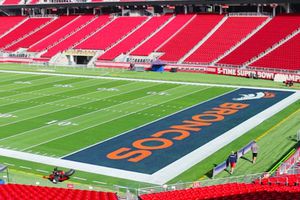 Staff de SB 50 pinta logo de Broncos en ambas diagonales