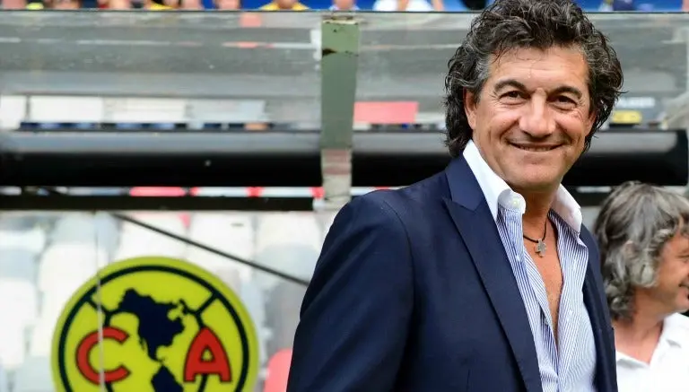 Rubén Omar Romano feliz en la cancha del Estadio Azteca | MEXSPORT