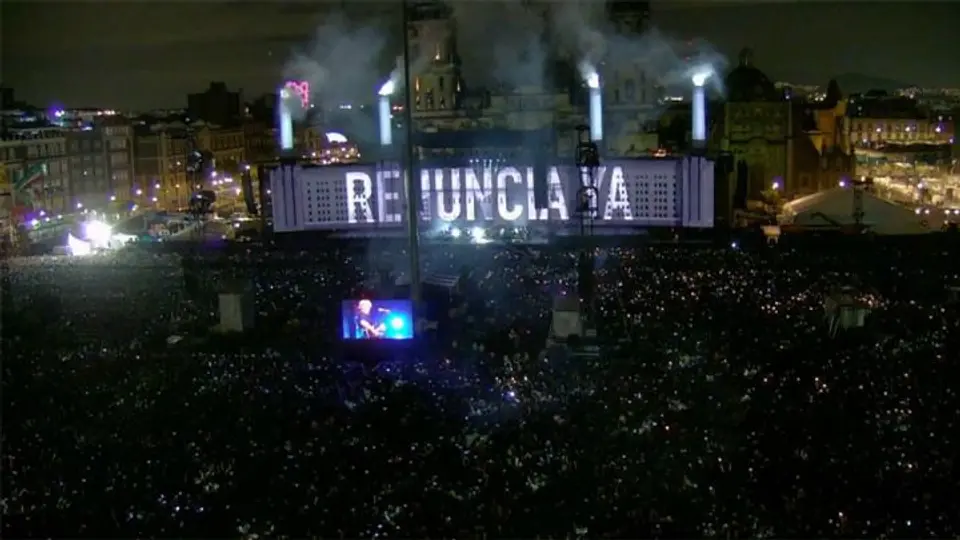 Roger Waters exige renuncia de EPN en concierto del Zócalo