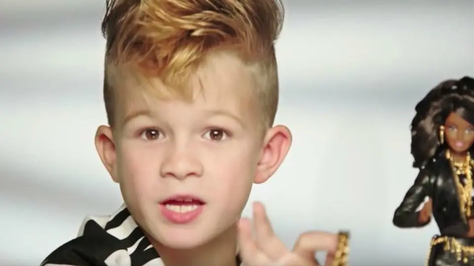 Niño presenta por primera vez a Barbie en comercial