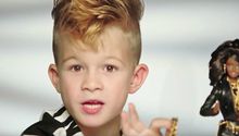 Niño presenta por primera vez a Barbie en comercial