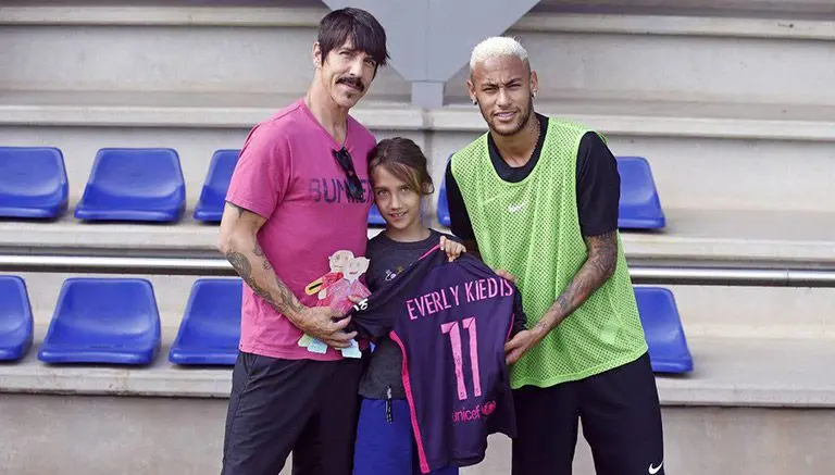 Vocalista de Red Hot Chili Peppers convive con Neymar