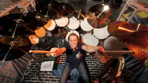 Baterista de Iron Maiden, confundido con vagabundo en hotel