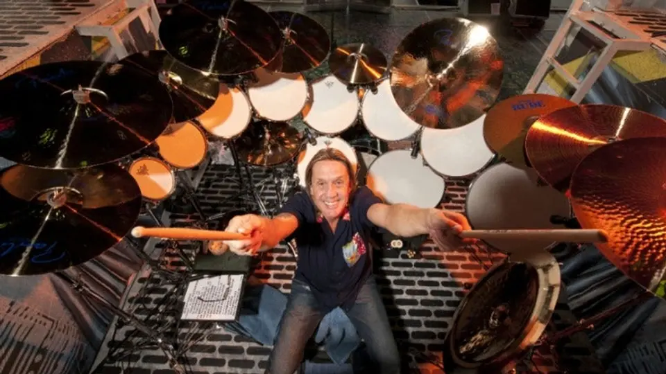 Baterista de Iron Maiden, confundido con vagabundo en hotel
