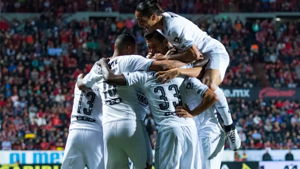 Ráfaga de goles mantiene a Rayados en la cima