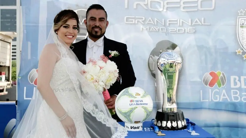 Recién casados inmortalizan su boda con el trofeo de la Liga MX