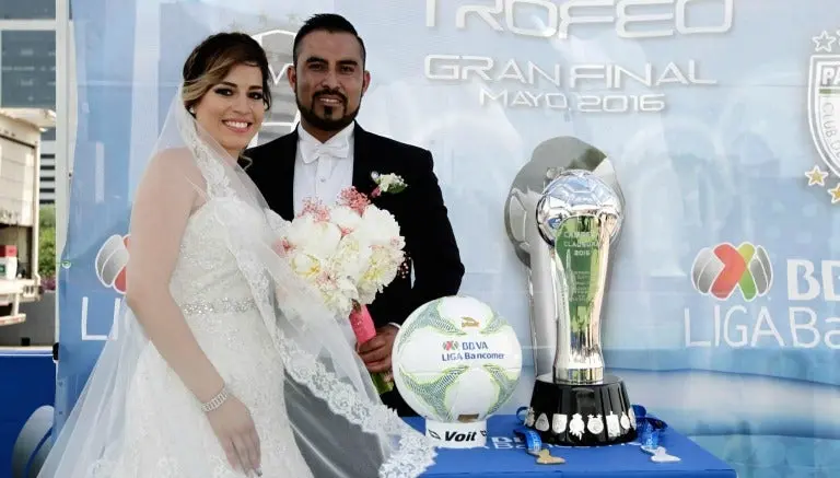 Recién casados inmortalizan su boda con el trofeo de la Liga MX