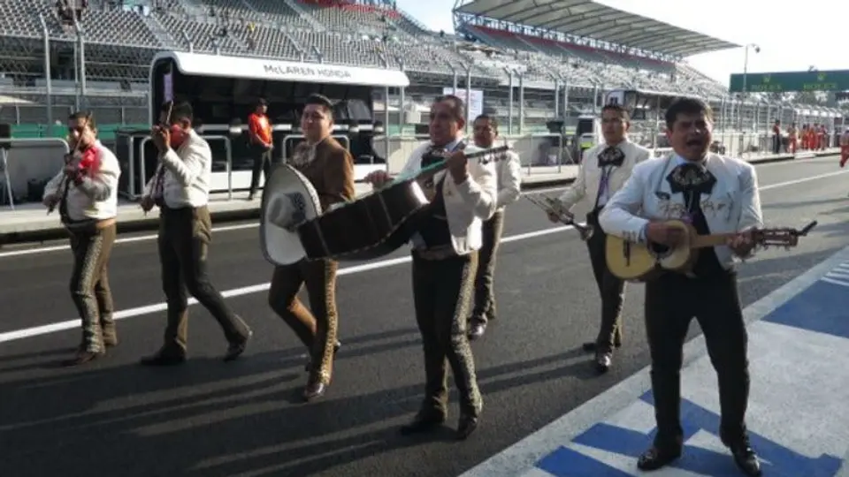 Pilotos desfilan en el AHR a ritmo de mariachi