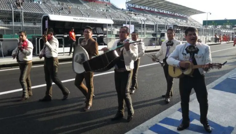 Pilotos desfilan en el AHR a ritmo de mariachi