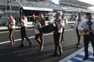 Pilotos desfilan en el AHR a ritmo de mariachi