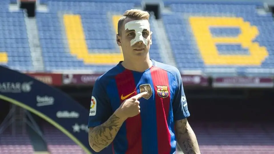 Digne se hizo cirugía plástica antes de llegar al Barça