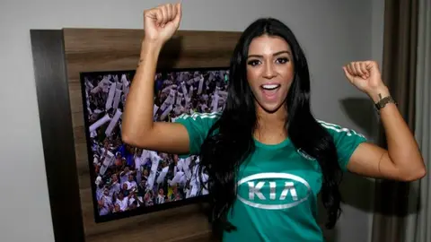 Modelo brasileña se quita la ropa por título del Palmeiras