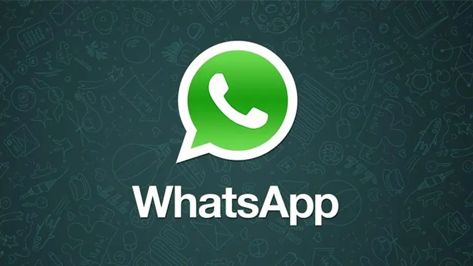 Hombre junta a sus ex en WhatsApp